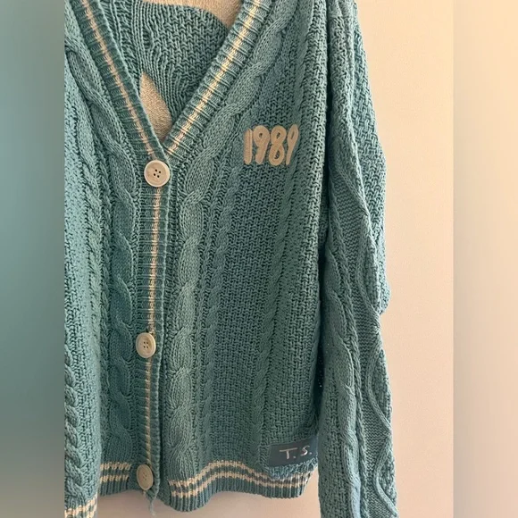 Official Taylor Swift 1989 Cardigan XL/2XL - Picture 2 of 6